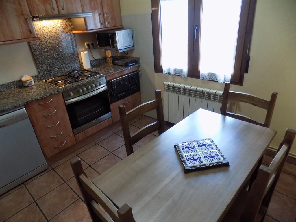 Apartamentos Casa Ferras Валдеробрес Екстериор снимка